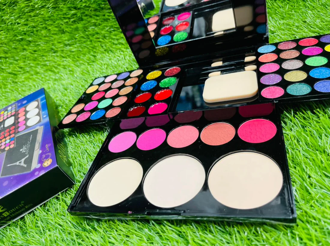 2-123.webp ARTISTIC FULL MAKEUP PALLETE P133 MATTE EYESHADOW PALLETE - Image 1