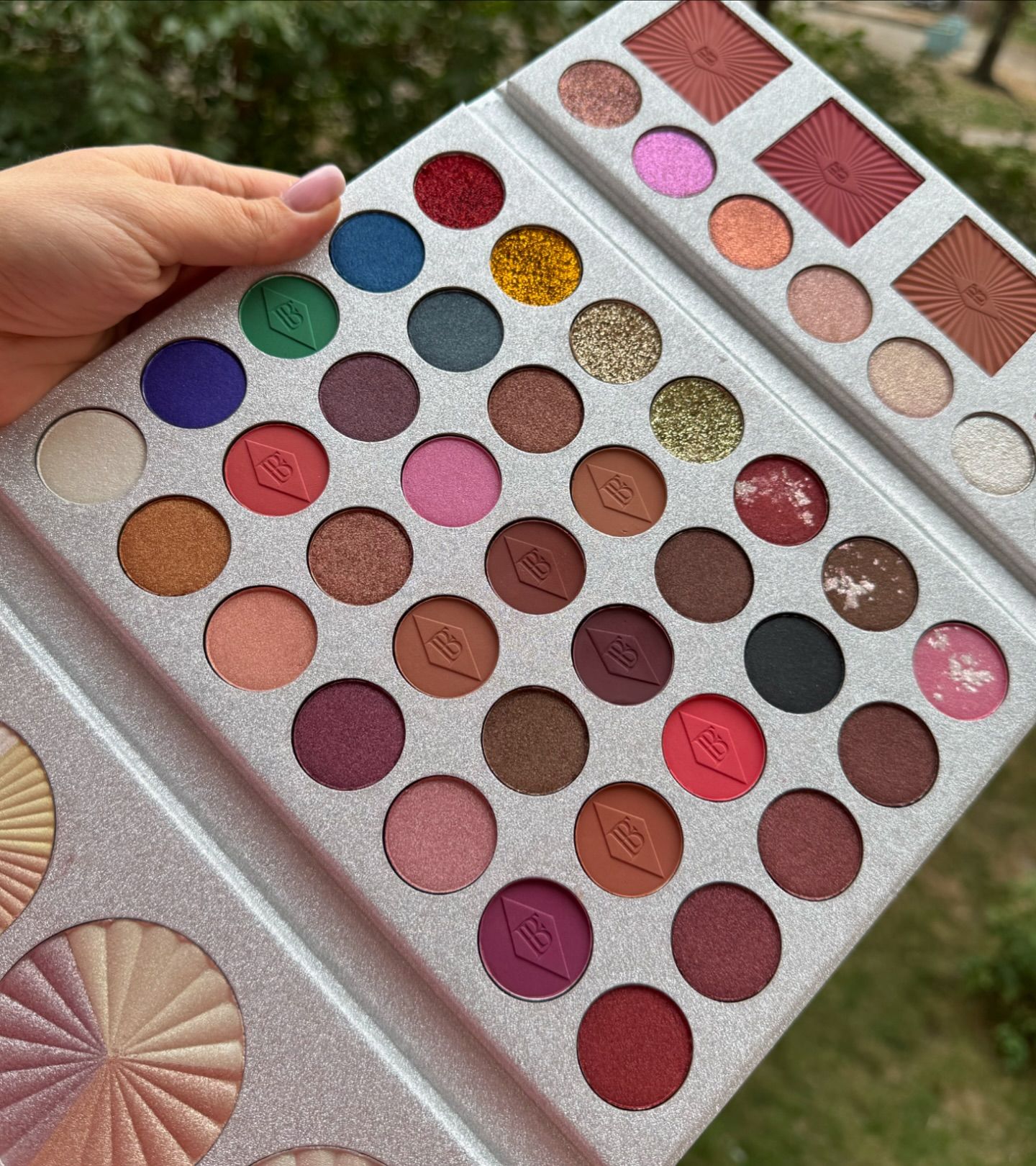 461854765_18052655965809928_1203038067041453169_n.jpg Muicin White Blusher & Eyeshadow Palette 51 shades - Image 1