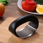 Manual Garlic Press Stainless Steel Handheld Ginger Garlic Curve Mincer Chopping (Random Color) - Image 2